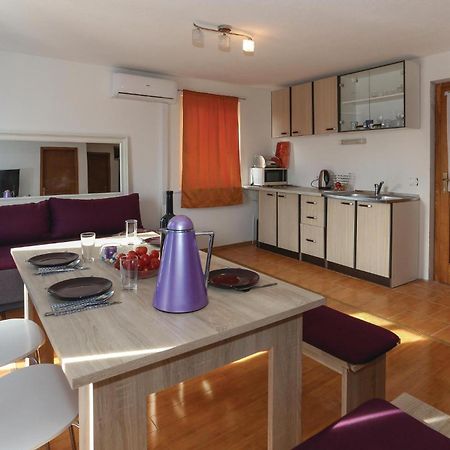 1 Bedroom Cozy Apartment In Slatine Exterior photo